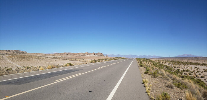 Дорога все тянется и тянется в сторону Уюни