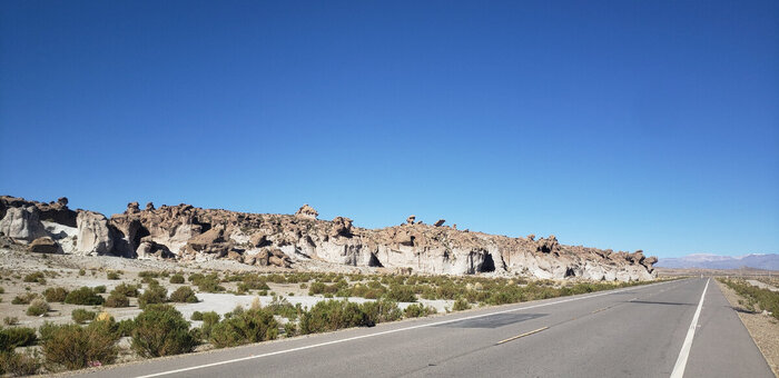 Теперь есть чему глазу зацепиться в дороге и отдохнуть от этих бесконечных равнин.