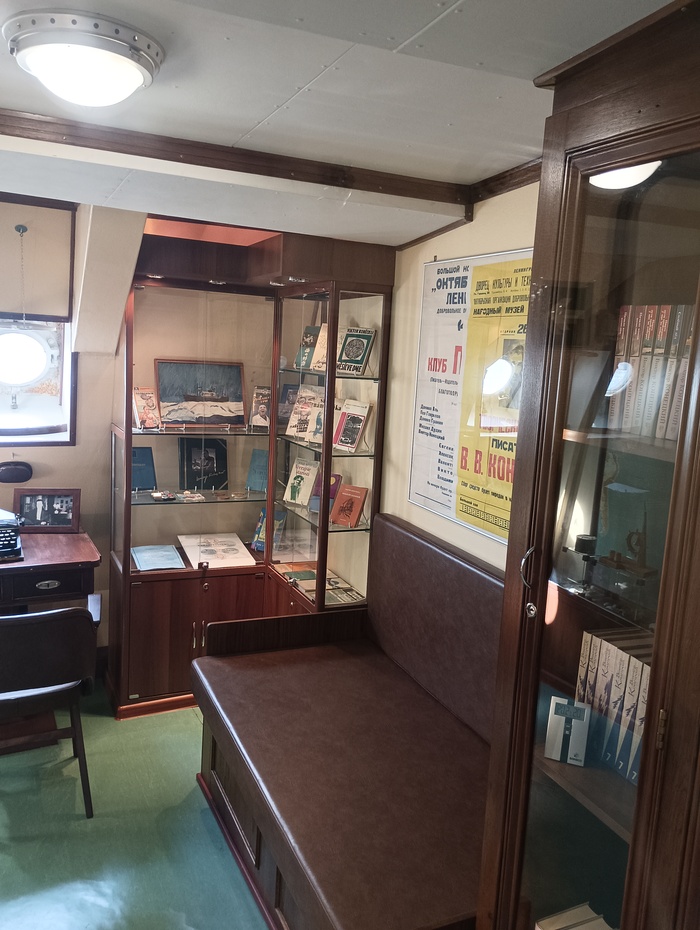 Именная каюта писателя - мариниста Виктора Конецкого.. Его Перу принадлежит, например, сценарий Полосатого рейса