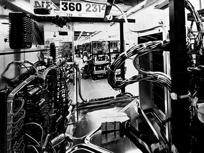 Производственная линия IBM 2314 на заводе IBM в Майнце, Германия (1969)