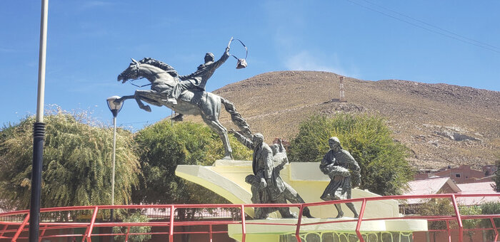 Информацию по этой скульптура не нашел. Но там должен работать фонтан.