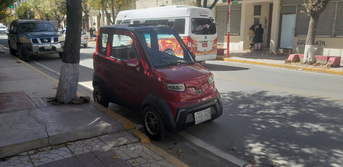 Смотрите какая мелкая машинка. Производится в Боливии. Местный Смарт.