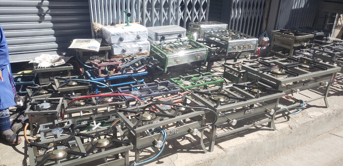 Рынок. Вот такие самодельные плиты тут продают.