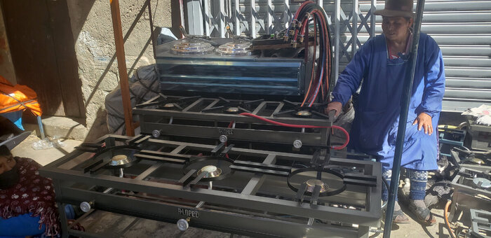 Когда решил сделать фото таких вот газовых плит услышал очень не лестные о себе слова. Типа Гринго и прочее не приятное. Послал их по известному адресу и пошел на выход.