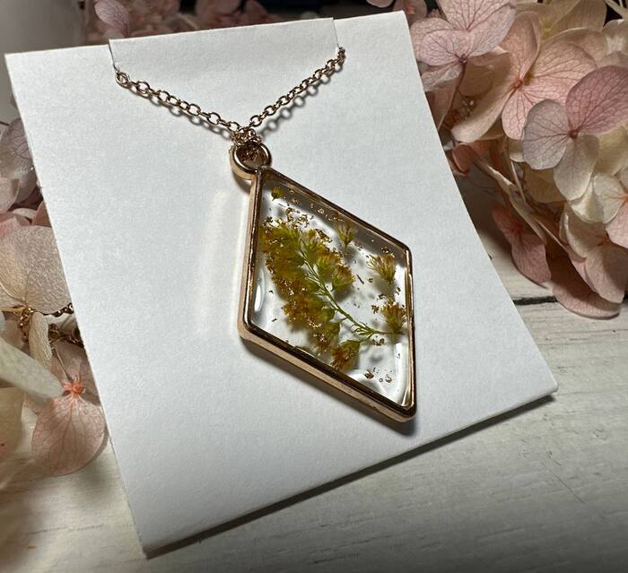 Delicate goldenrod pendant in a gold frame - My, Decoration, Epoxy resin, Crafts, Handmade, Suspension, Pendant, Bijouterie, Style, beauty, Natural beauty, Needlework, Video, Vertical video