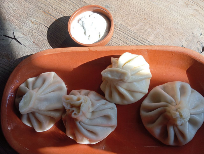 Хинкали с бараниной - 87р, С говядиной и свининой - 85р, с уткой 85р - с сулугуни 75р. Сметанный соус - 70р