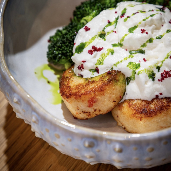 Крабкейк с брокколи муссом из пармезана. 1100 р.