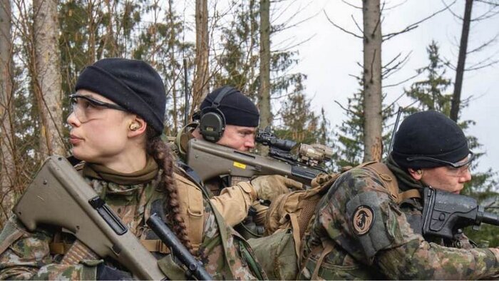 �� ����� ��������� (FAMAS) ��� ���������� ����� �������, ������� �������������� (L85) � ���� ��������� ������� � ��������� �������� AUG �� ������� ������������ ����������. �� ���� �������������� ������� � ���������� Steyr AUG