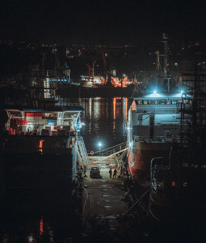 Night conversations at the pier - My, Murmansk, Kola Peninsula, Night city, The photo, Berth