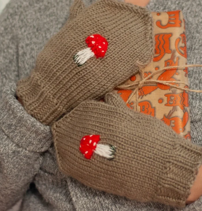 I knit cozy mittens to warm my hands and please my eyes - My, Mittens, Fly agaric, Embroidery, Knitting, Needlework, Cloth, Accessories, Knitting, Longpost, Needlework without process