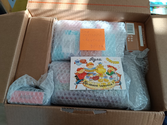 Открываю я дома посылку, а там до верха,плотничком всё забито подарками. 😍