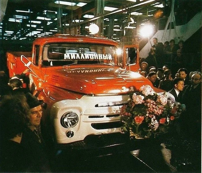 The millionth ZIL-130 vehicle, 1976 - Auto, the USSR, Made in USSR, The photo, Historical photo, Past, 70th, Zil, Telegram (link)