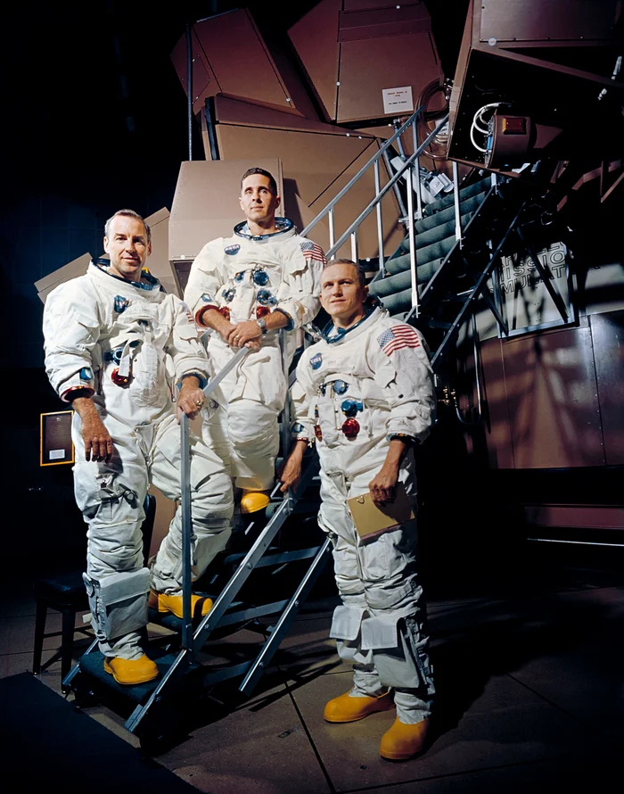 Astronauts read the Bible during a TV session - NASA, Planet Earth, Space, Religion, Bible, Universe, Planet, Christianity, moon, Spaceship, Land, Astronaut, USA, Astronomy