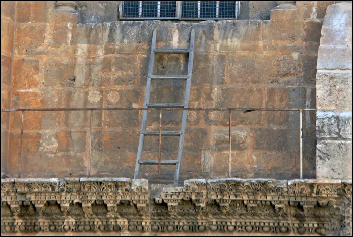 Practical Armenians and the Eternal Staircase in the Church of the Holy Sepulchre - My, faith, Jerusalem, Church of the Holy Sepulchre, Resourcefulness, Saving