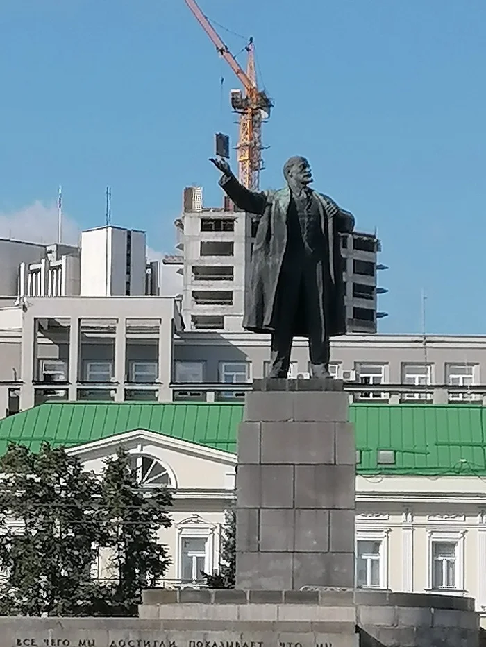 Right in the palm of your hand - My, Ural, Yekaterinburg, The photo, Lenin monument, Building, Hoisting crane, Successful angle