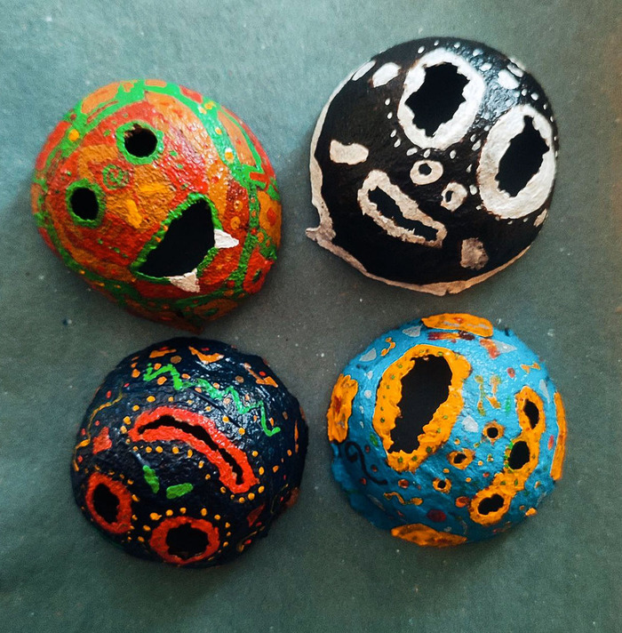 ...Это кожура авокадо, он её высушил, вырезал и раскрасил...