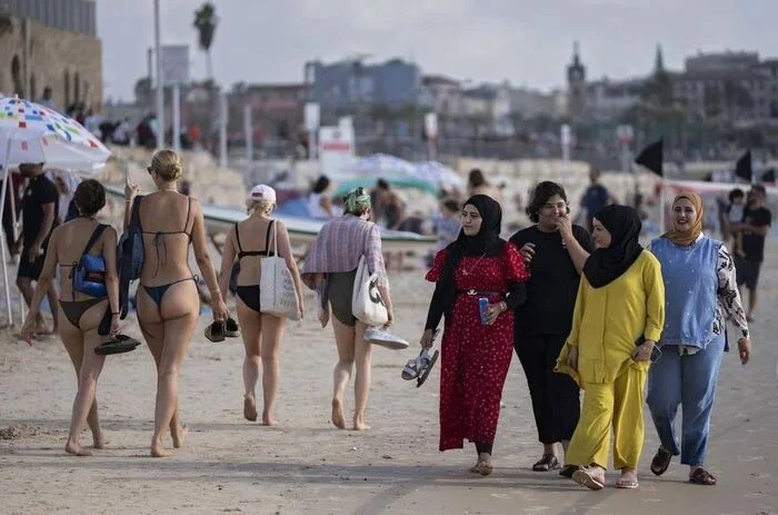 Find ten differences... - Humor, Beach, Bikini, Hijab, The photo