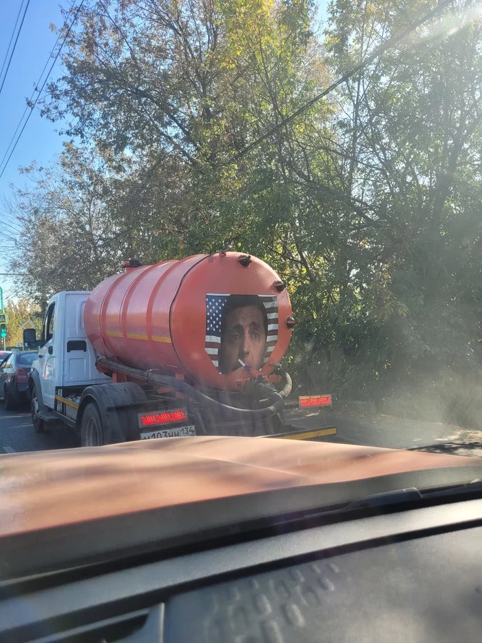 This beauty is driving around Vidnoye)) - My, Waste disposal machine, Vladimir Zelensky, Politics, Humor, The photo