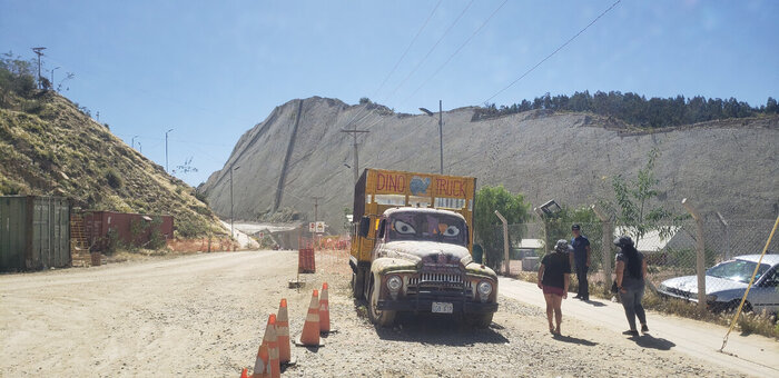 Рядом динозавромобиль