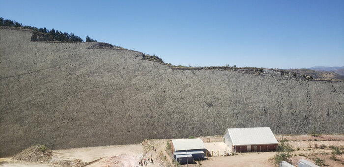Слева видна цепочка следов