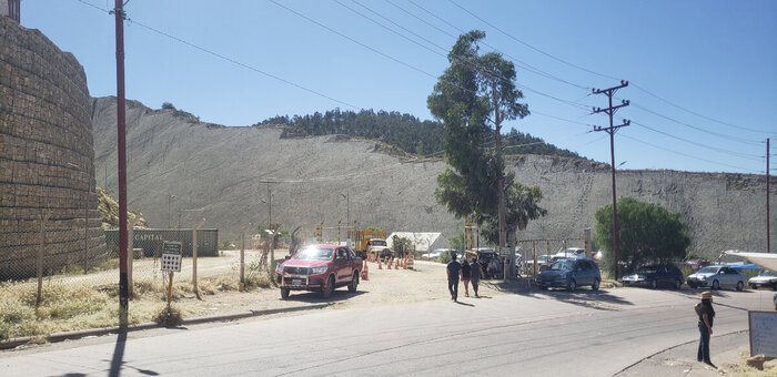 Та самая стена со следами динозавров.