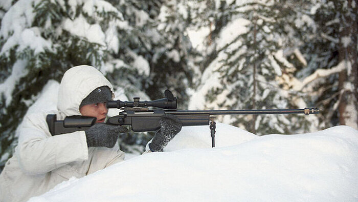 Финский снайпер с винтовкой Sako TRG 41 калибра .338 Lapua Magnum