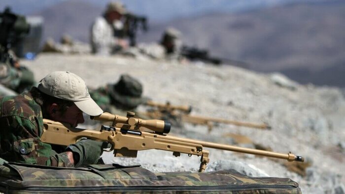 Голландские снайперы тренируются с винтовками AI AWSM калибра .338 Lapua Magnum на полигоне в Неваде (США) перед отправкой в Афганистан (2009 г.)