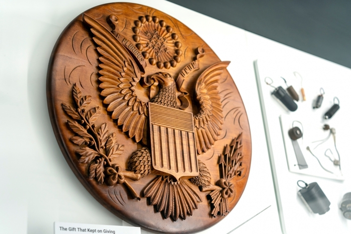 В подарке, подаренном послу США советскими детьми, спустя 7 летбыло обнаружено подслушивающее устройство, работающее без батареек СССР, США, Разведка, Длиннопост