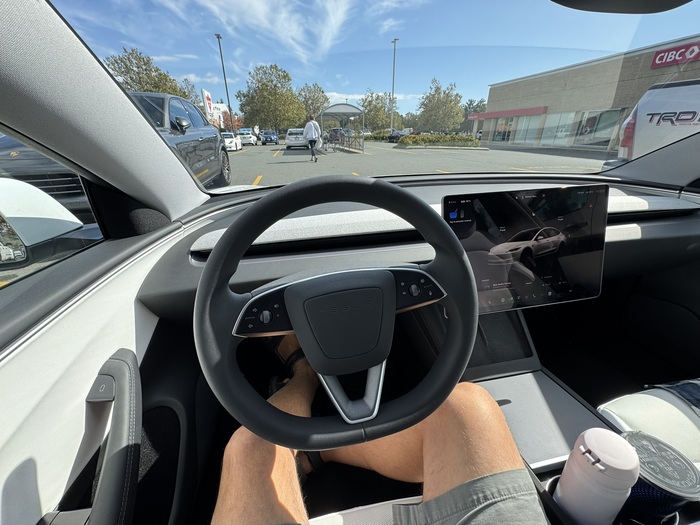 Идеальная эргономика. Ничего лишнего. Очень удобно не только водить, но и протирать от пыли - ровные поверхности.