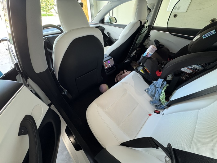 Отличная (кто-то говорит, что лучшая в своём классе) акустика (музыкальная система) и хорошая шумоизоляция (в моделях до 2024 года была обычная) в том числе потому, что во всех стёклах по кругу (включая крышу) триплекс.