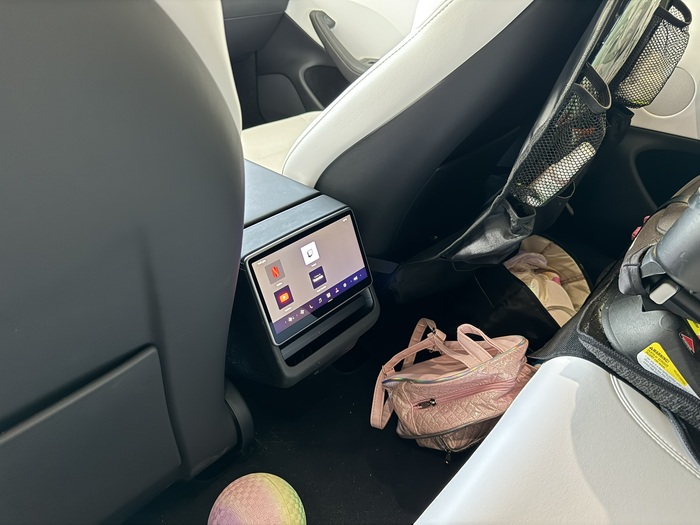 Пассажиры заднего ряда могут играть во встроенные игры, смотреть YouTube, Netflix и т.д.