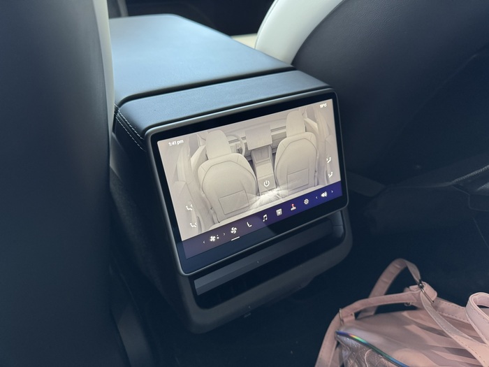 Климат и управление воздушными потоками на экране. При этом управлять всем этим можно и с переднего экрана - очень удобно, кстати. Я сидя за рулём включаю своему маленькому ребёнку мультфильмы на YouTube и настраиваю температуру и потоки воздуха.