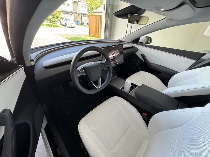 И бы назвал такой интерьер идеальным (лучше я пока не видел, хотя, конечно, был во многих, в том числе совсем новых и очень дорогих машинах).