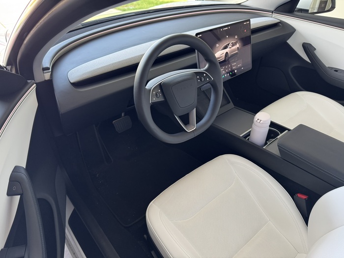 Под экраном два места для телефонов с бесконтактной зарядкой. Огромный экран, на котором удобно видеть навигацию, видео (особенно со звуком такого качества - получается кинотеатр) и настройки машины, под ним телефоны, как продолжение экрана. Идеально.