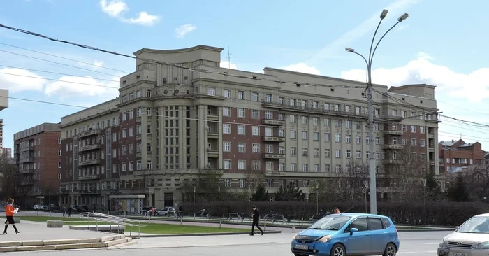 A hundred-apartment building - My, Road trip, Travel across Russia, Building, Cities of Russia, Novosibirsk, Longpost