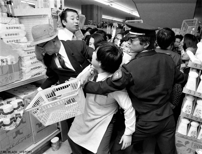 Stampede in line for toilet paper at a Tokyo supermarket. Japan, November 1, 1973 - The photo, Black and white photo, 1973, Japan, Film, Tokyo, 70th