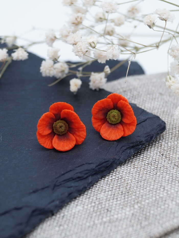 Серьги выполнены из высококачественных материалов и имеют удобную застёжку.