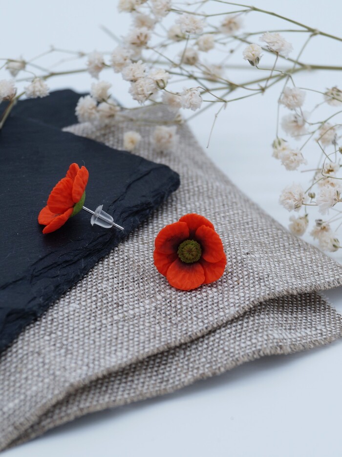 Использовались материалы: Полимерная глина, пастель, стальная фурнитура.