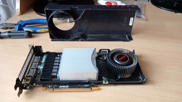 Тут снял пластиковых "кожух" крышку