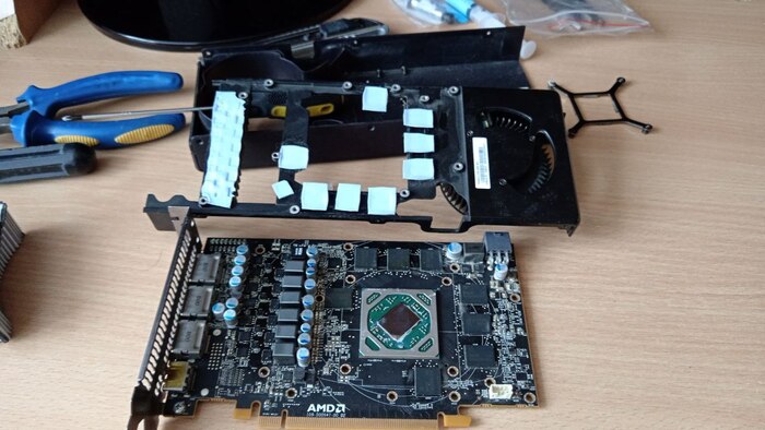 Снятие части, которая придавливает прокладки к чипам. ГПУ отчищена от старой пасты