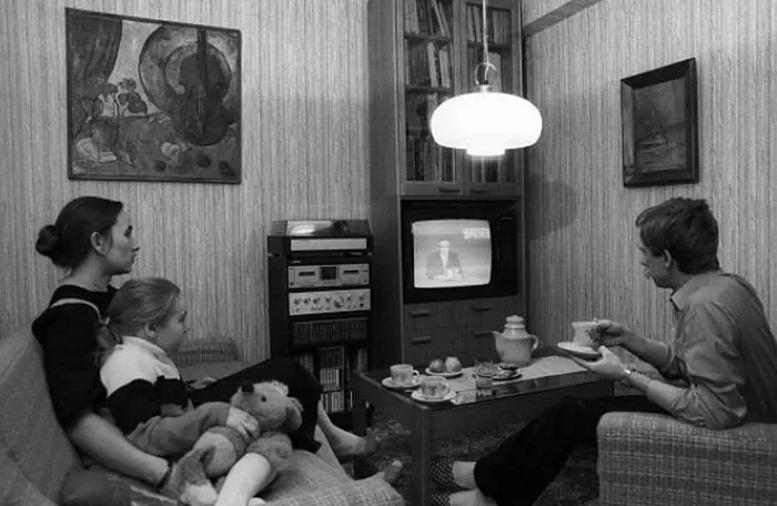 Moscow family on a weekend evening - My, the USSR, Made in USSR, Black and white photo, История России, Appliances, Everyday life, 80-е, Film, Old photo, Longpost