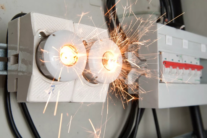 Техника сгорела из-за скачка напряжения. Можно ли потребовать деньги с управляющей компании?