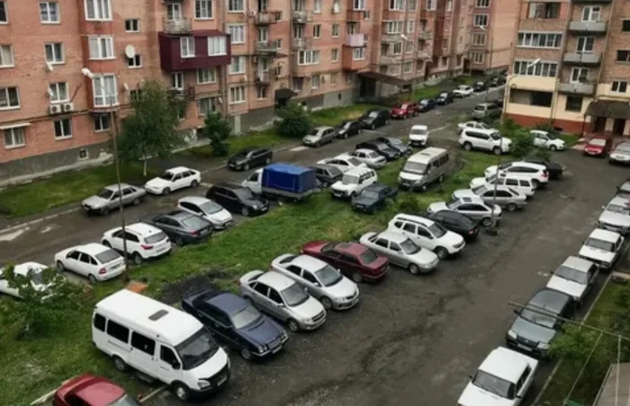 Cars parked under the windows of a multi-storey building, residents are against it: what does the law say - My, Right, Lawyers, League of Lawyers, Motorists, Parking, Неправильная парковка, Stopham, Longpost