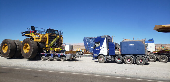 Везут малыша на нескольких фурах
