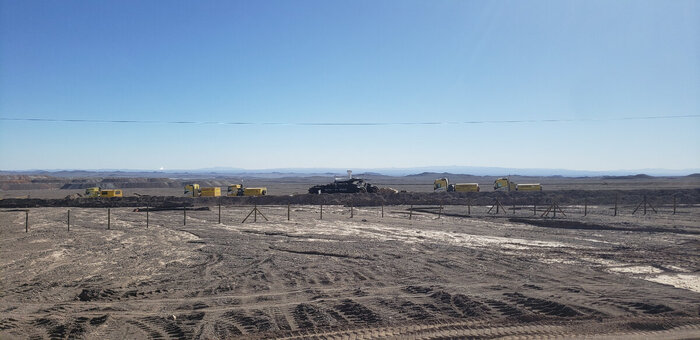 Экскаватор везут на рудники