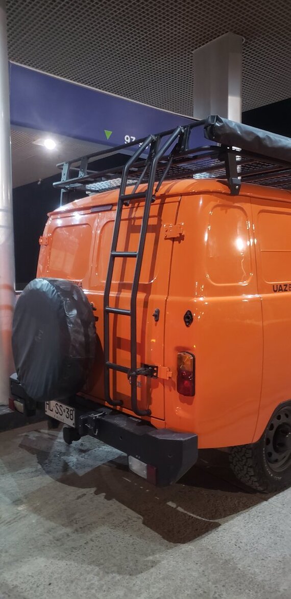 Видимо используется для перевозки туристов