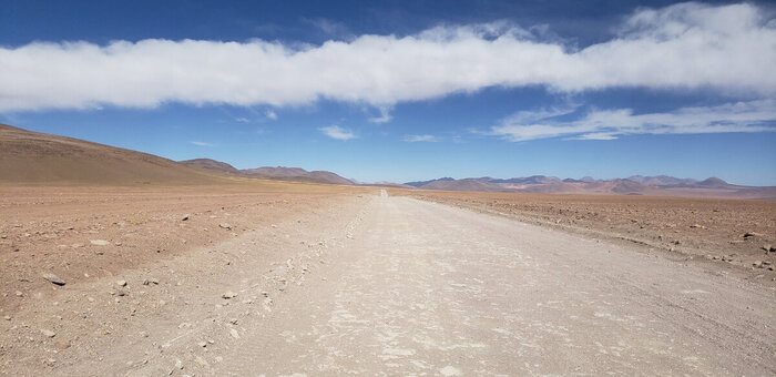 Изредка проезжают машины