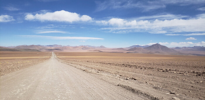 Еду вперед, замерз. Сильный ветер.