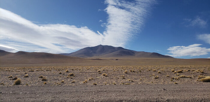 А вокруг возвышаются горы