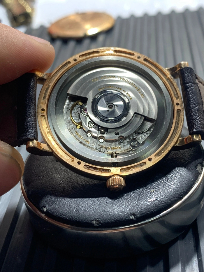 Отсутствует один из винтов удерживающих узел автоподзавода, частая проблема при излишних вибрациях. По корпусу не болтался - значит уже застрял в колесной системе